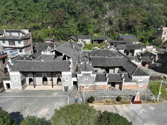 (身边的变化)湖南蓝山荒弃石山种桃 桃园变农民增收“致富园”