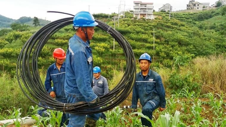 首批救援物资送抵大河家镇 医疗救治工作已展开 受损电力正全力抢修