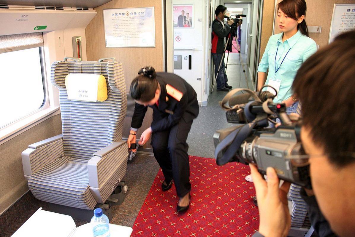超级“充电宝”上线 给琼州海峡跨海列车上的乘客降温“送清凉”