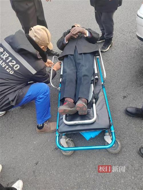 郎溪：乘客发病晕倒 公交司机掉头送医