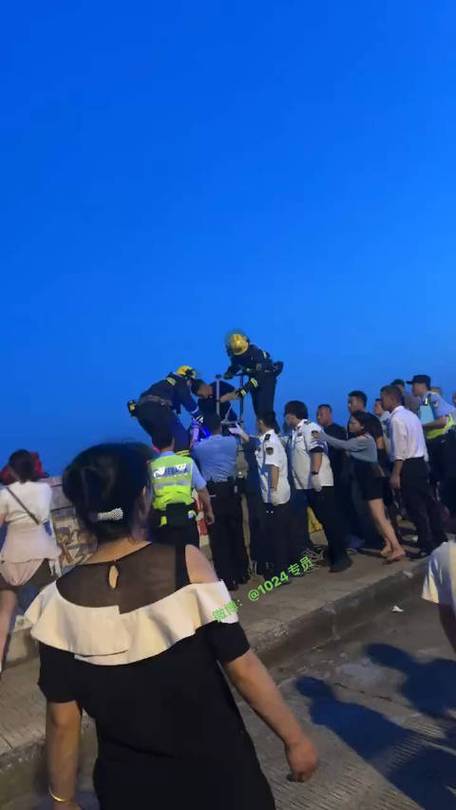 沪一女子违规翻越围墙,还指责救援人员救援不及时?网友怒了!