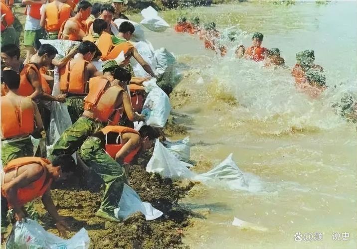 退役老兵在洪水中“冲浪” 划着桨板救下50多人