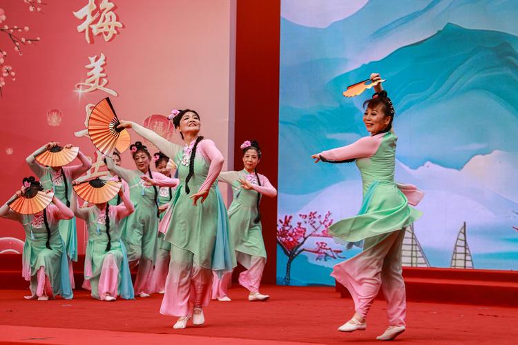 花式“村晚”成为乡村新年味儿 传承传统、展示时尚