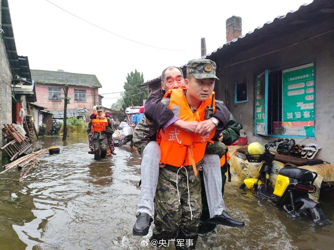 闻“汛”而动 洪水中他们坚守抢险救援第一线