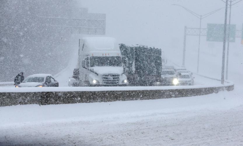 🌧️❄️美国东北部恶劣天气致铁路和航班严重延误