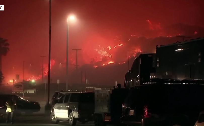 降雨难阻火势 美国多地遭遇山火已致1人死亡