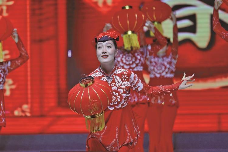 新疆昌吉州:“群众村晚”展现乡村新风貌