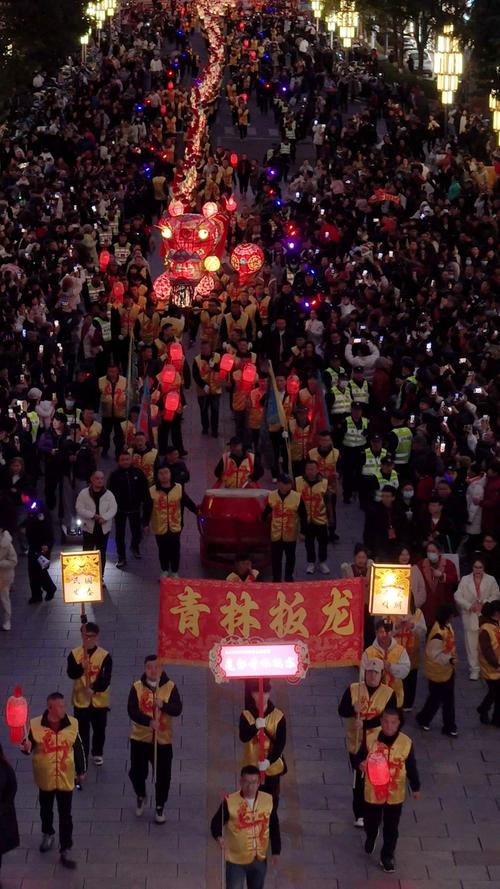(新春走基层)江西龙南“香火龙”飞舞祈福迎元宵