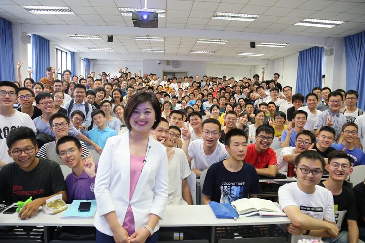 清华大学：我校师生员工畅行北京大学校园