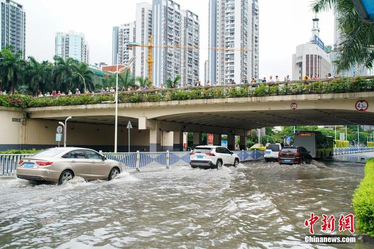 广西南宁遭遇强降雨市区多处积水 景区暂停对外开放