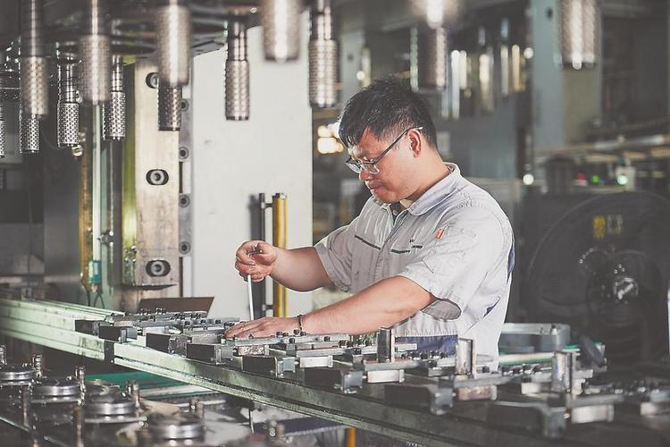 龙岩市新罗区:工人在生产车间调试设备