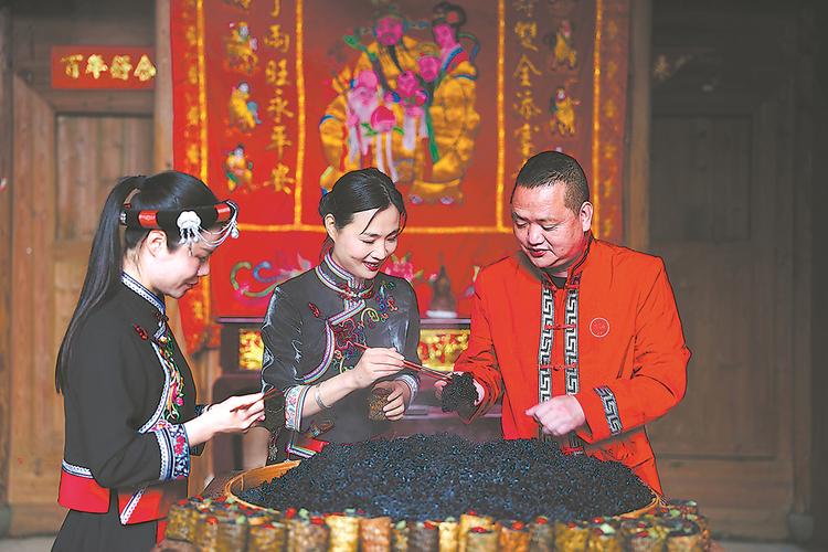 (新春走基层)福建宁德:畲族乌饭跨越千年的传承与发展