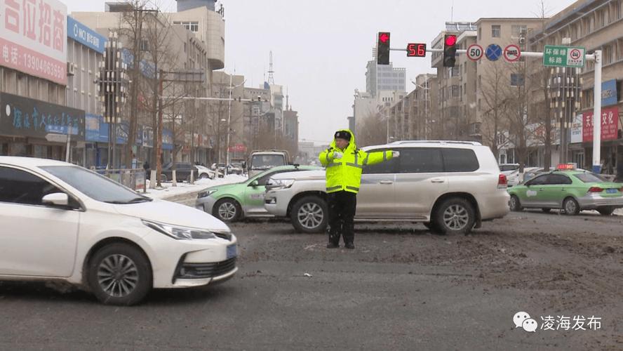 青岛市南交警积极除雪保障道路畅通