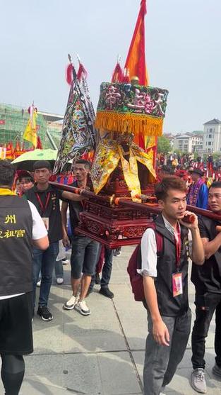 闽台5000余人旅游团队登临武当山