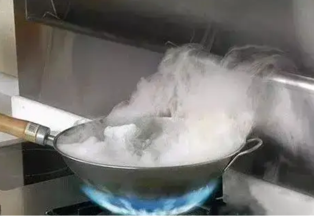 炒菜喜欢冒烟爆炒?别小看厨房油烟的危害!_1