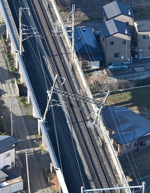 日本铁路公司一货运列车脱轨 部分路段暂停运行