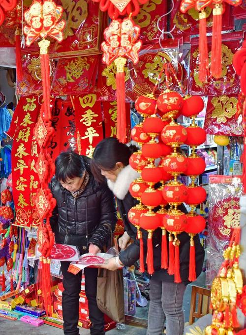 (新春走基层)无锡阳山新农村里延续传统民俗 民众赶集寻年味