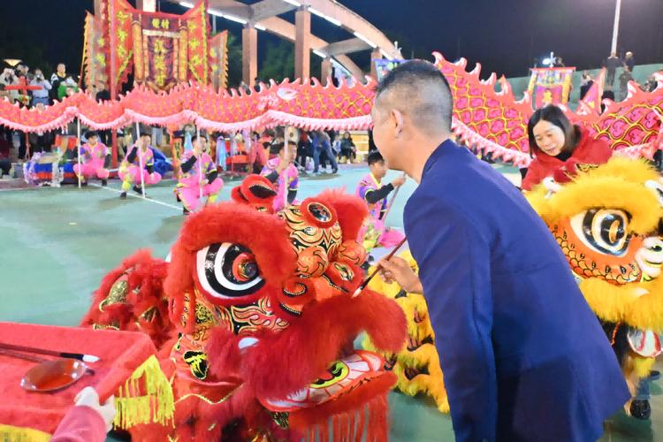 “长龙”闹春 “雄狮”贺岁