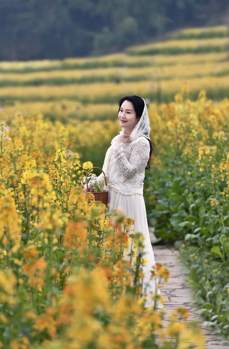 遇见你丨教庄稼汉们学摄影 90后小伙在田埂里办了场摄影展