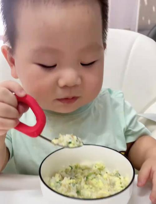 萌娃派出所“吃播”,网友:这么大个盘!
