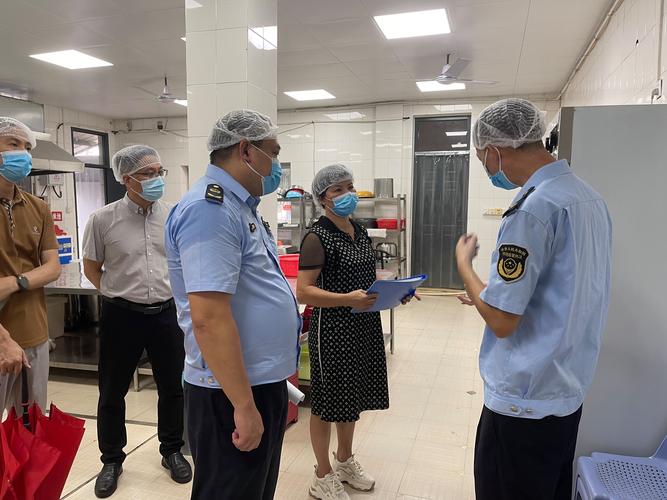食品安全进校园 海口市龙华区开展“随机查食堂”活动
