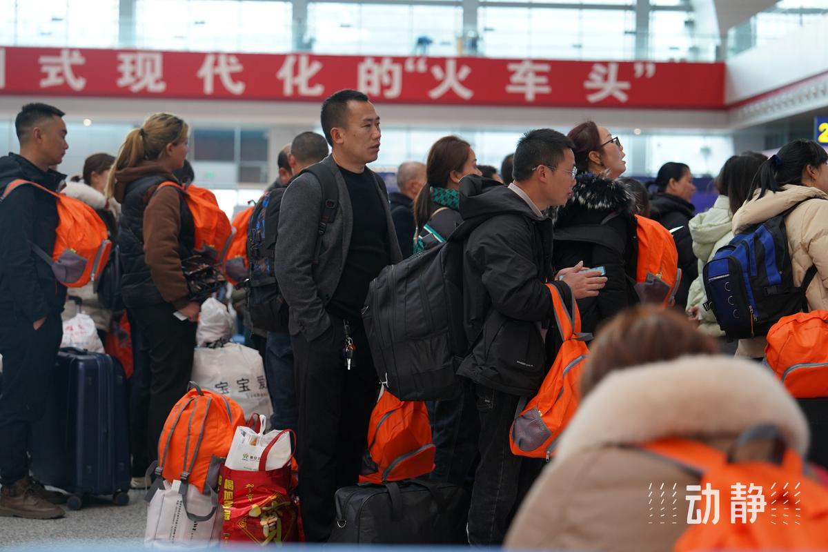 长三角地区元宵节后首趟务工团体包车从阜阳启程