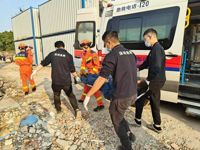 深圳公益救援队救出一被困46小时村民