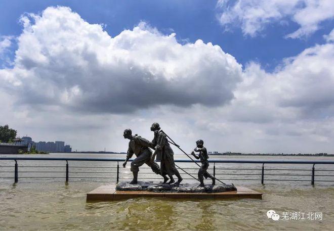 芜湖长江水位离观景平台仅十几厘米 网红雕塑“一家三口”暂时安全