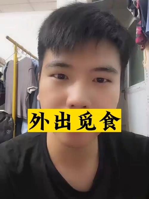 白鹇一家“组团”外出觅食 一起沉浸式看“吃播”