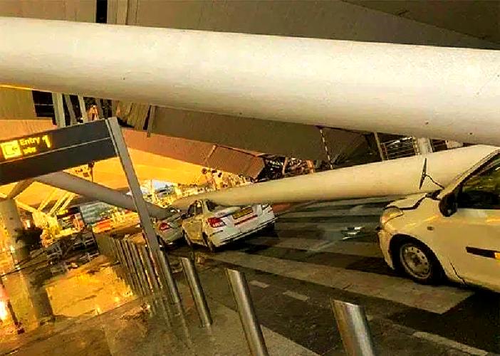 印度拉杰科特机场航站楼顶棚因暴雨损毁