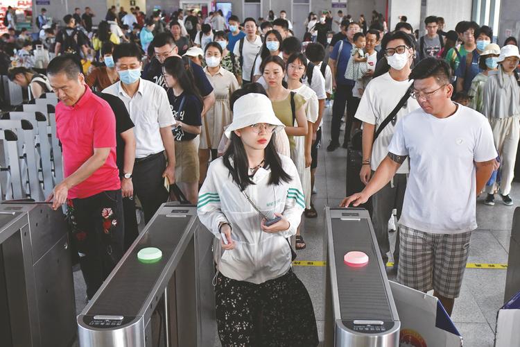为期62天的“暑运模式”开启 多地机场及铁路迎来客流高峰