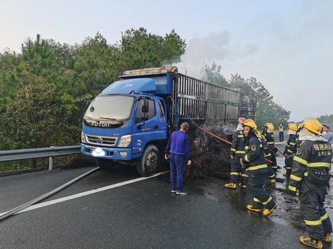 货车高速公路起火 民警紧急处置