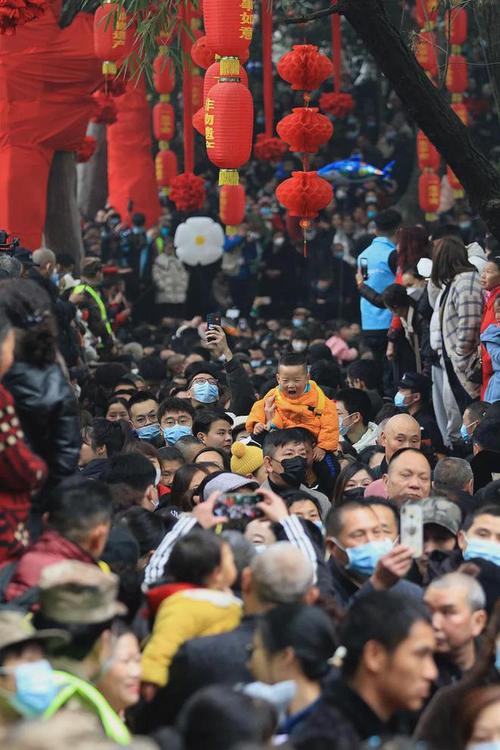 超20万人涌入四川广汉 体验百年民俗“拉保保”