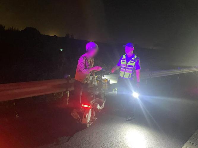 象·暖流丨夜间高速有人骑车 交警护送发现已离家40天