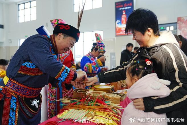 (新春走基层)高铁站内羌族民俗闹小年:让旅客沉浸式领略羌族文化魅力