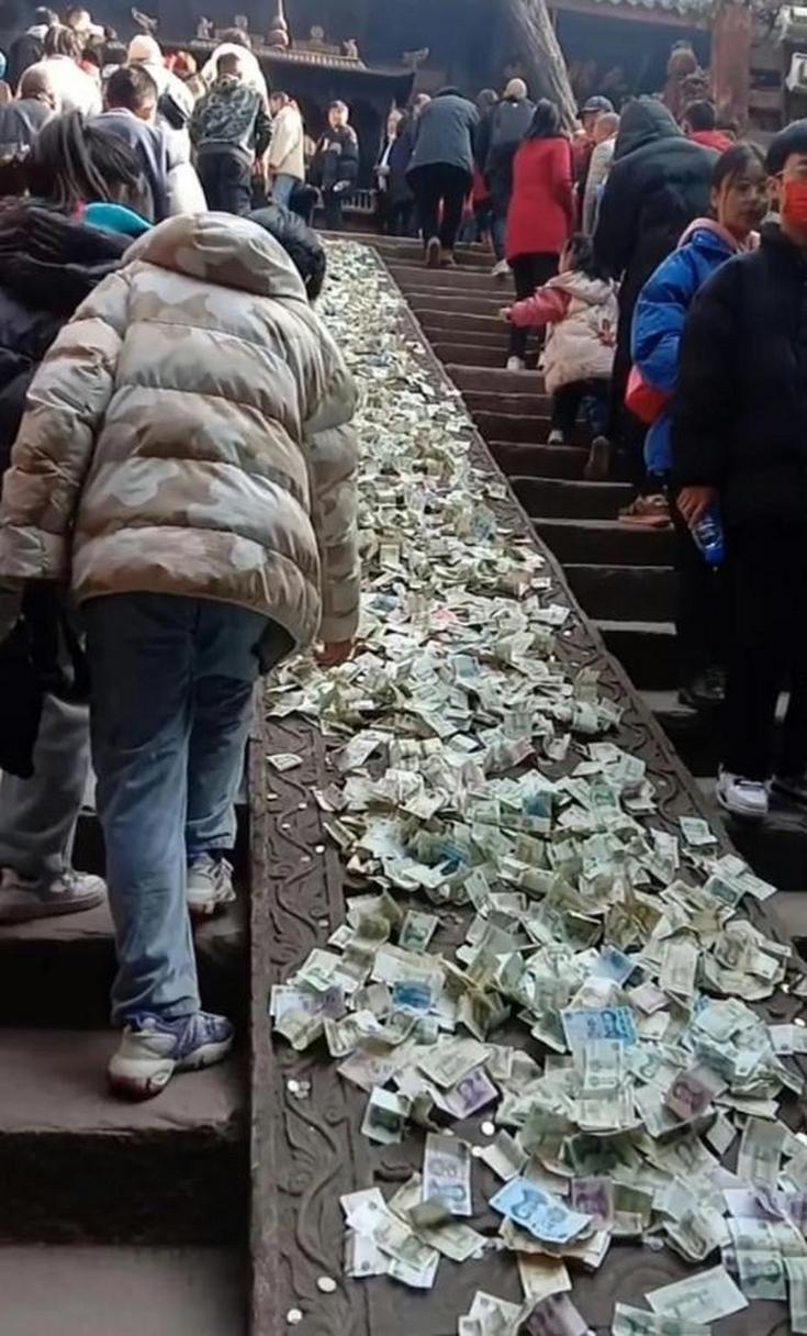 青岛街头万元现金满天飞!路人狂奔捡钱,接下来这一幕让人暖心……