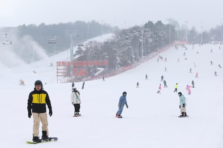 辽宁滑雪场陆续“开板”迎接新雪季
