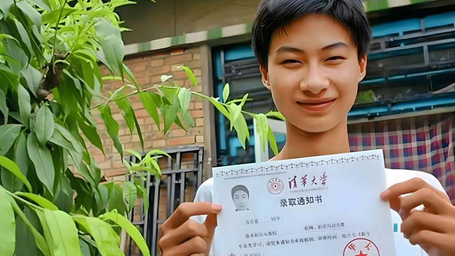 用望远镜看黑板的男孩被清华录取 为追梦人点赞!