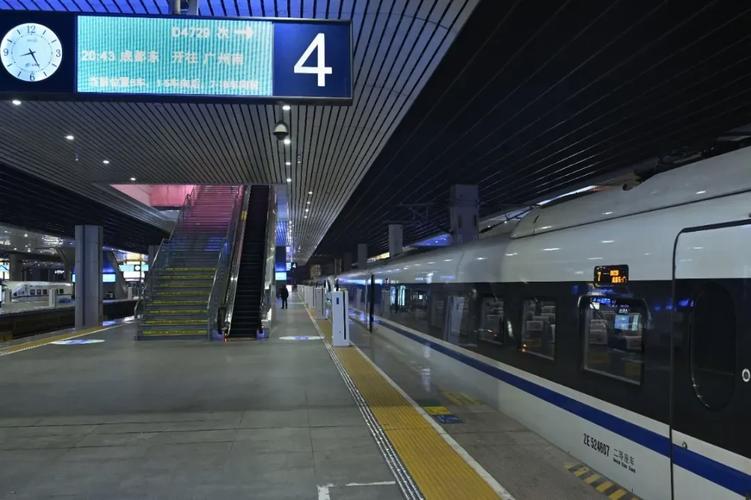 成都动车段开行23对夜间高铁 畅通旅客春运回家路