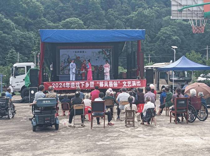 多地探索加大对乡村剧团扶持力度 村民送戏进城