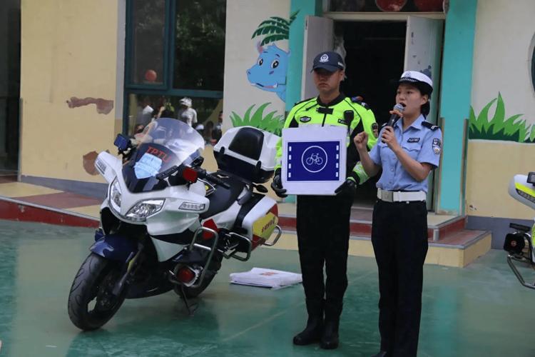 兰州龚家湾交警走进辖区学校开展交通安全宣传