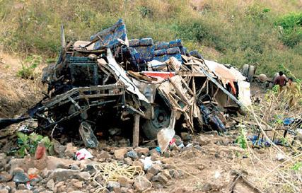 印度北部一客运大巴坠崖 已致36人死亡